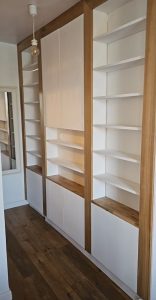 Bibliothèque avec porte cachée